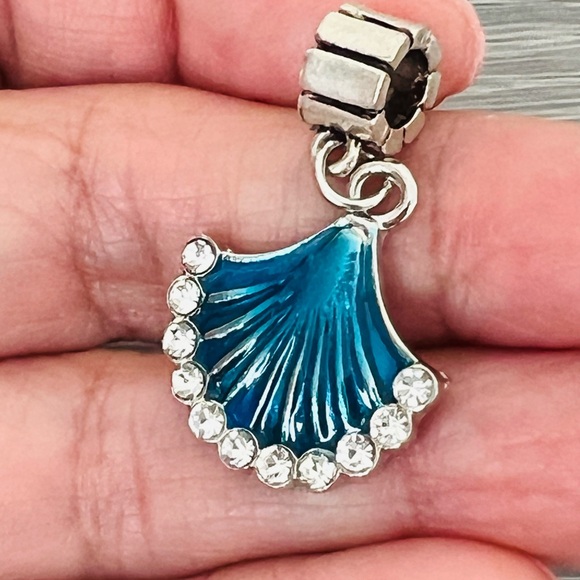 Blue enamel & Clear crystals, silver plated Sea Shell Bracelet charm - Picture 5 of 6
